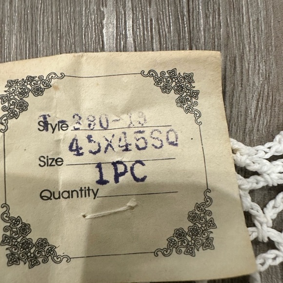 Elegant White Lace Tablecloth - Picture 8 of 9